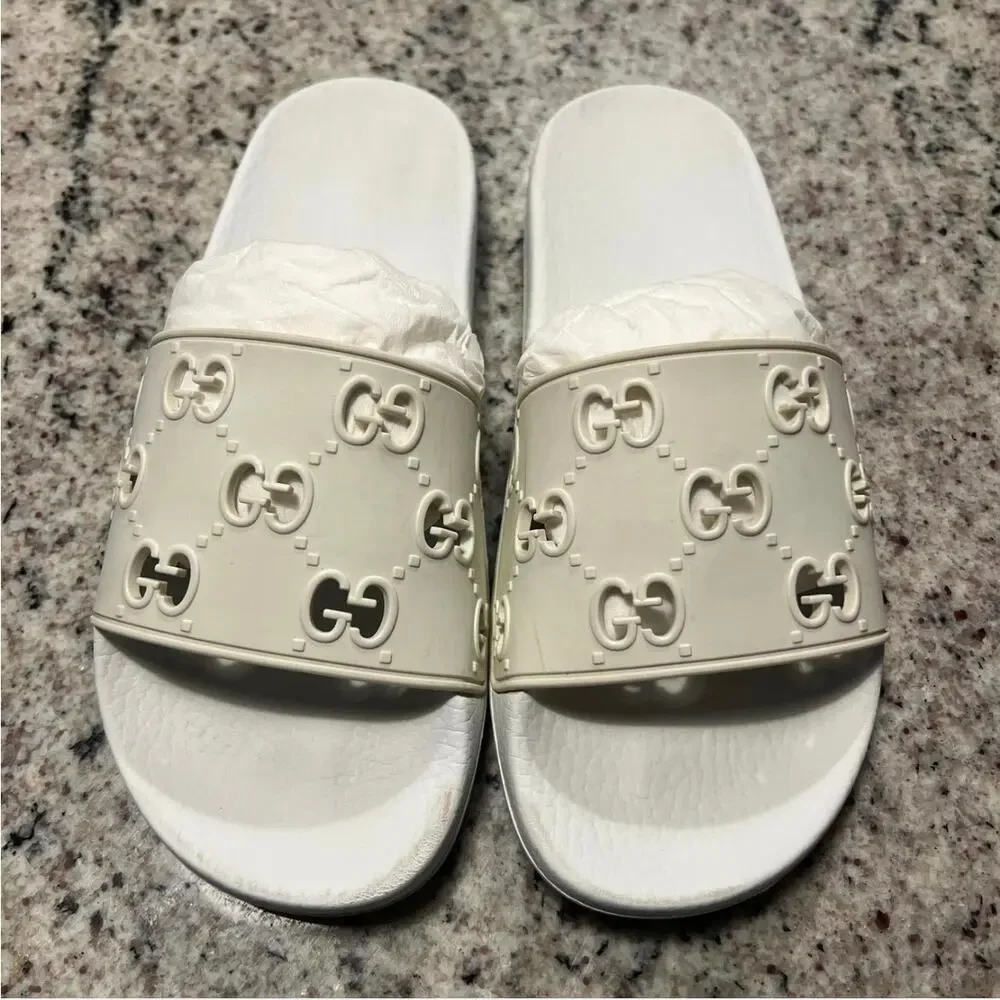 Gucci Rubber GG Monogram Slide Sandals in white rubber, water-resistant, size 8 - Picture 2 of 9